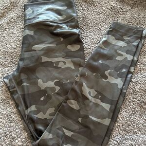 Nike Dri-Fit Women’s Leggings in Grey and Black Camo with Sheen. Size Medium.